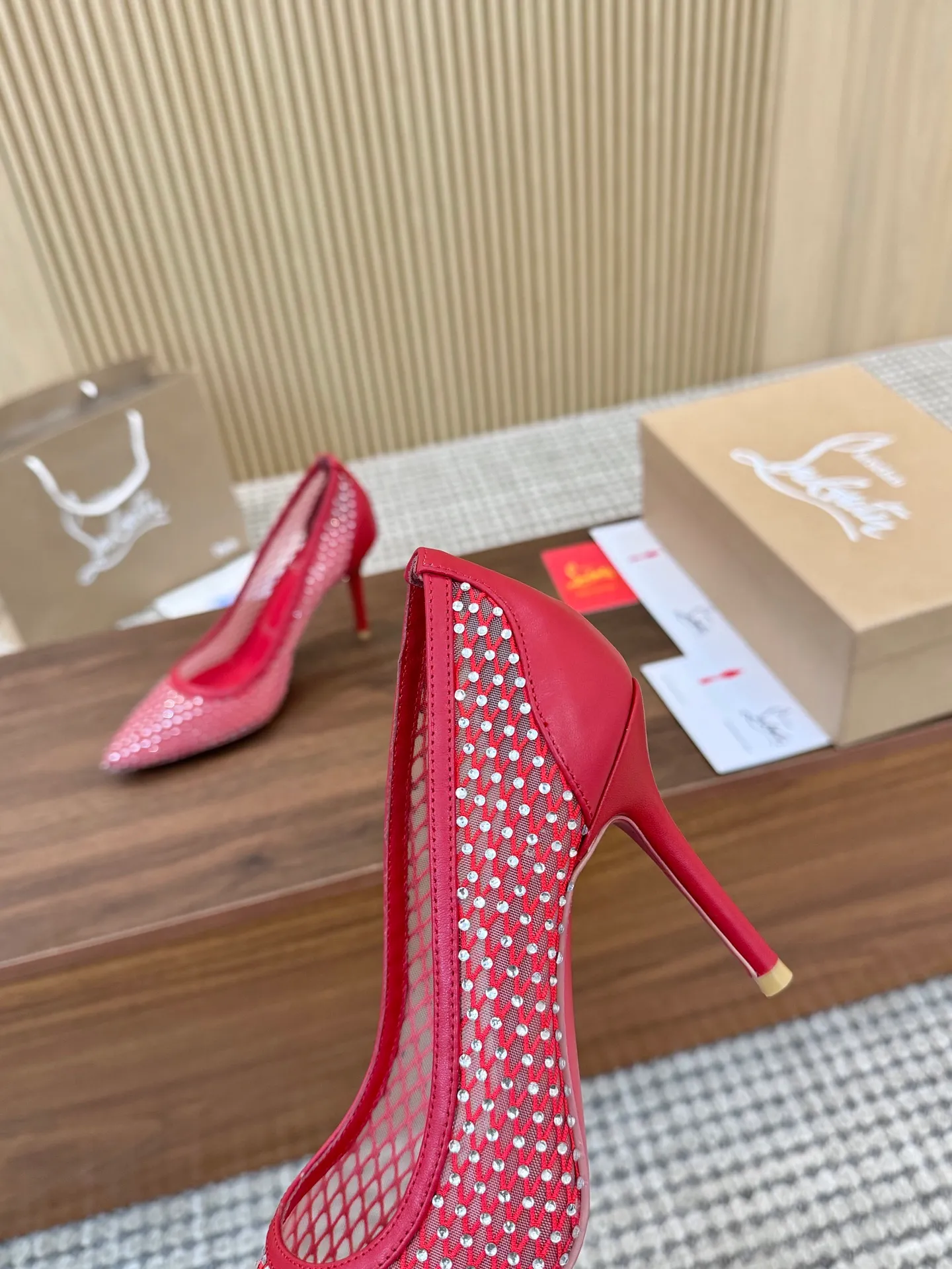 👟👟Ex-factory price 440👟👟 Genuine leather sole +40 Year-round shipment💝Christian Louboutin CL👠 Classic "💎Cow Patent Leather💎Series" noble and luxurious, real blingbling✨ Real materials, all customized by the pattern maker, and the materials are made of original customized materials, achieving the taste of the original 6 color options💍 Upper: imported 👉cow patent leather💪 lining: sheepskin foot pad/lining code number: 34-40.41.42 heel height: two options: 10.5cm and 8.5cm